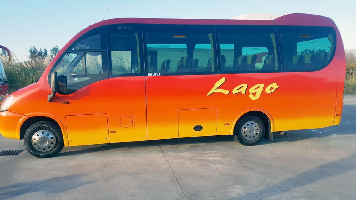 Microbús Iveco de 28 plazas de Autos Lago